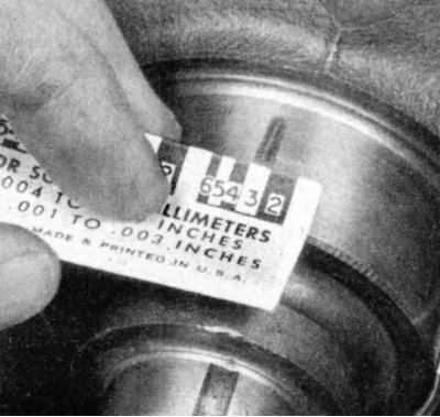 11. Измерьте ширину расплющенных отрезков калиброванной проволоки на каждой из шеек вала по шкале…