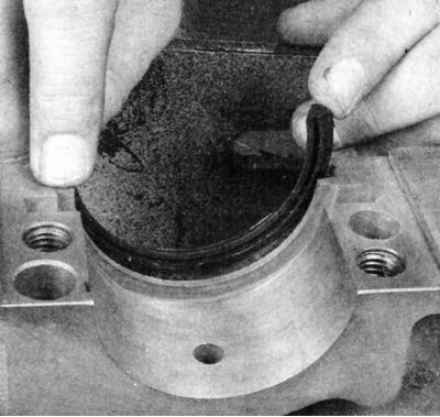 4. Вложите в канавку блока верхнюю половину неопренового заднего сальника коленвала...