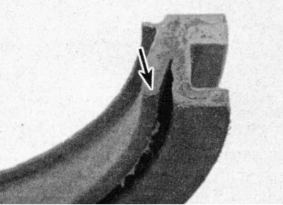 ... губками (стрелка) вперед по двигателю.