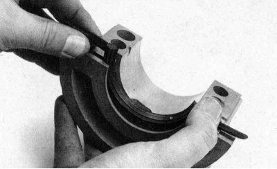 9. Вставьте нижнюю половину нового неопренового сальника в крышку заднего коренного подшипника.