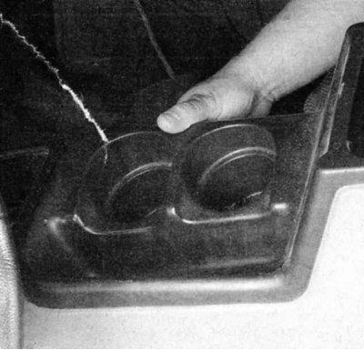 3. Снимите с консоли подстаканник.