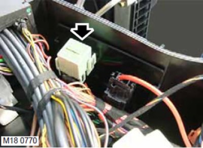 3. Выньте реле из монтажной коробки и отсоедините…