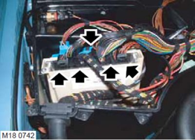 7. Отсоедините 5 колодок от ECM.
