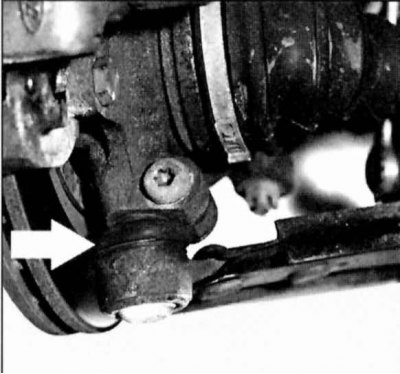 1. Осветите лампой пыльники нижних шаровых опор слева и справа и проверьте их на наличие…