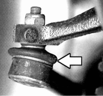 2. Осветите лампой пыльник наконечника рулевой тяги слева и справа и проверьте его на наличие…