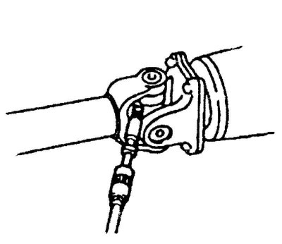 4. Заглянув под автомобиль, отыщите шарниры карданного вала.