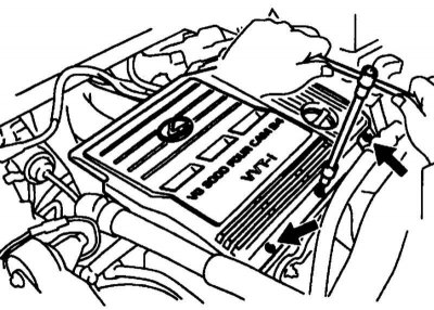 5. Снимите декоративную крышку двигателя.