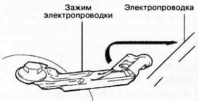 5. Снять жгут проводов с зажимов А и В…
