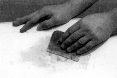 4. С помощью широкой эластичной пластмассовой…