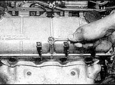 5. Вывинтите болты крышки клапанов (SOHC).