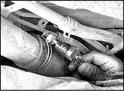 3. Ослабьте хомут шланга заливной горловины.