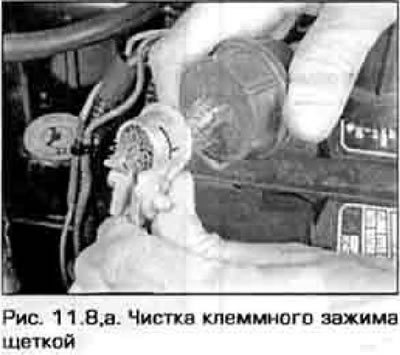 8. Тщательно очистите зажимы кабелей щеткой (см.…