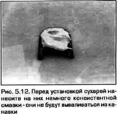 12. Установите верхнюю тарелку клапана. Сожмите…