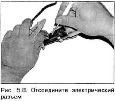 8. Отсоедините от насоса электрический разъем…