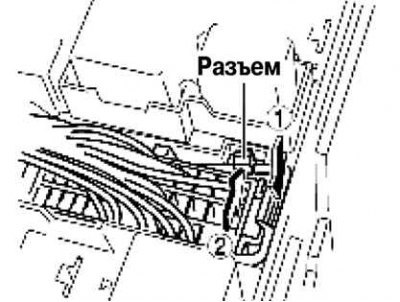 Рис. 2.282. Освобождение крепления разъема…