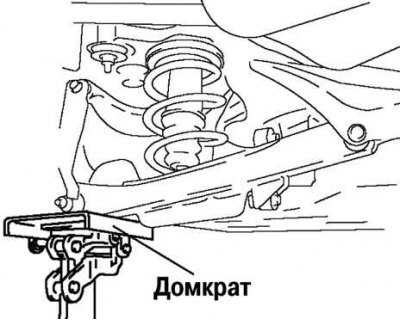 Рис. 4.30. Установка домкрата под нижний рычаг