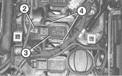 3. Рассоедините разъём (2) катушки зажигания (3).