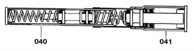 1. Отсоедините втулку (040) от втулки (041).