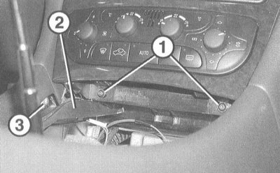 13. Выверните 2 винта (1).