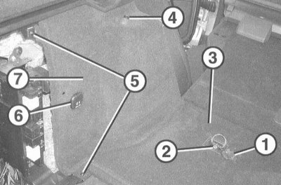 3. Снимите отвёрткой крышку (1).