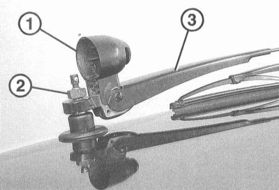 4. Откиньте колпачок (1) и отверните гайку (2).