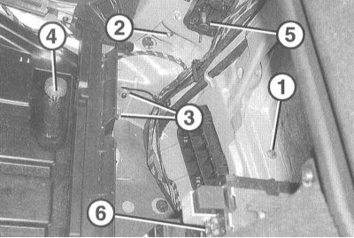 11. Левая сторона: Выверните 1 болт (1) и 4 гайки…