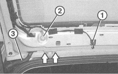 3. Выньте кабельную проводку (3). Рассоедините…