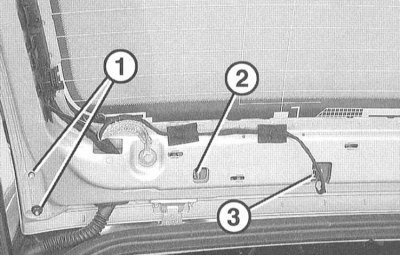 3. Отверните слева и справа 4 пластмассовые гайки…