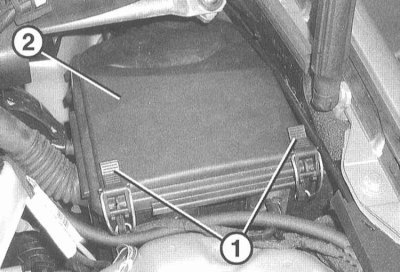3. Освободите зажимы (1), потяните крышку (2)…