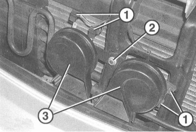3. Отсоедините электрические контакты (1).