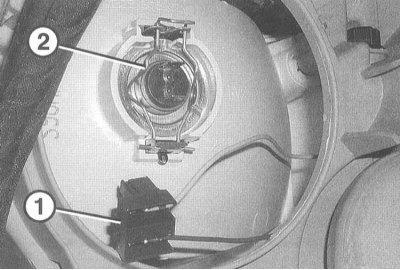 3. Рассоедините разъём лампы (1).