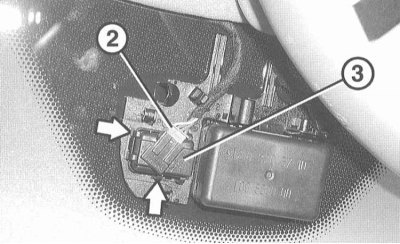 3. Рассоедините разъём (2).