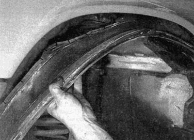 Рис. 34.2. Снятие локера колесной арки