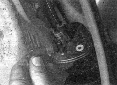 Рис. 34.4, а. Отсоедините шланг от фильтра —
