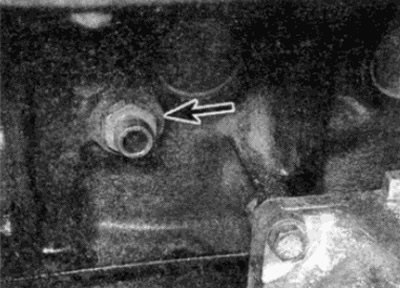 Рис. 36.3. Сливное сопло блока двигателя…