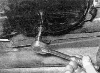 Рис. 28.6. Отворачивание пробки сливного…