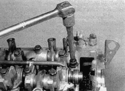 Рис. 11.26. Отворачивание болта головки цилиндров