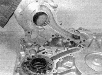 Рис. 13.4. Снимите крышку масляного насоса