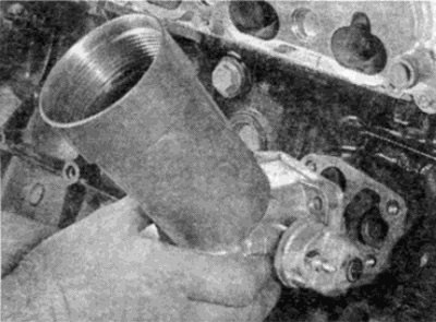 Рис. 7.3, а. Снятие корпуса масляного фильтра...