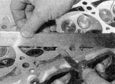 Рис. 9.6. Проверка коробления поверхности головки…