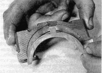 Рис. 19.30, а. Установка упорного полукольца на…