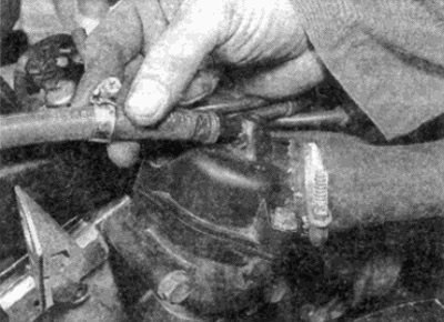 Рис. 4.3. Ослабьте хомут и отсоедините шланг…