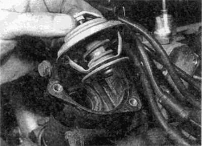 Рис. 4.5, б. ...затем поднимите термостат из…