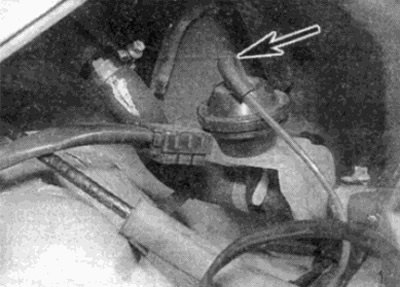 Рис. 8.34. Отсоедините вакуумный шланг (показан…