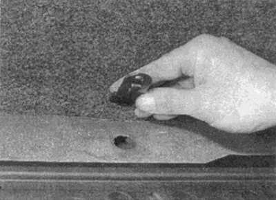 Рис. 6.6, б. ...и держатели панели бензобака