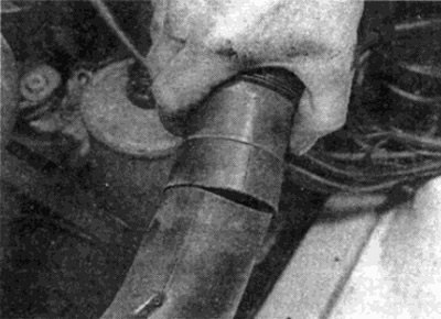 Рис. 3.4. Отсоедините воздушный патрубок от…