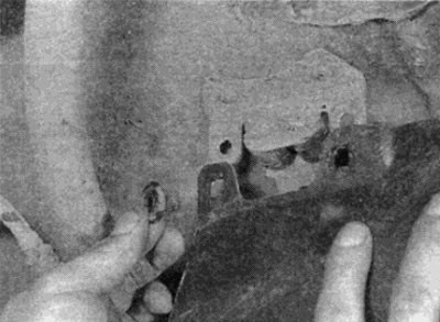 Рис. 4.5, б. ...и снимите щиток с бензонасоса,…