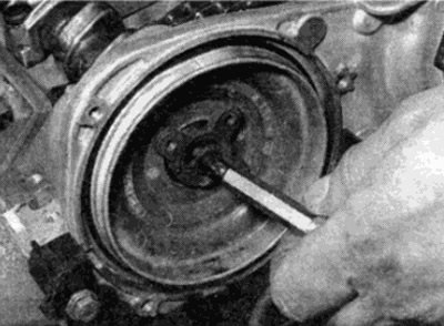 Рис. 4.6. Отверните центральный болт и снимите…
