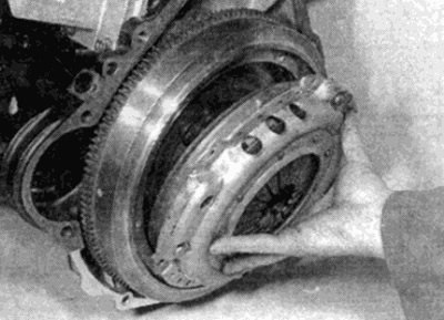 Рис. 2.4. Снятие корпуса сцепления с маховика