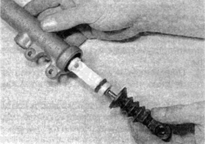Рис. 5.14, а. Извлеките толкатель и поршень...